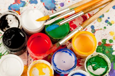 Boyalar ve fırçalar.