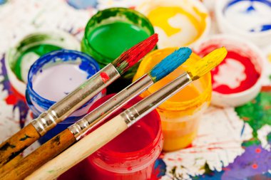 Boyalar ve fırçalar.