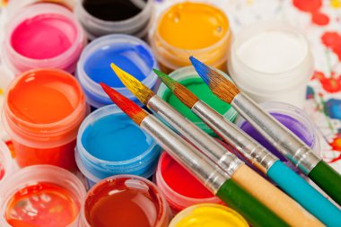 Boyalar ve fırçalar.