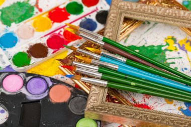 Boyalar ve fırçalar.