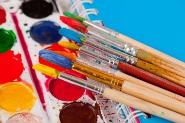 Boyalar ve fırçalar.