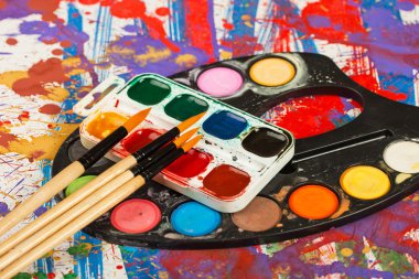 Boyalar ve fırçalar.