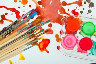 Boyalar ve fırçalar.