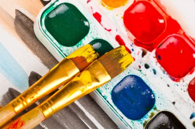 Boyalar ve fırçalar.