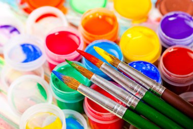 Boyalar ve fırçalar.