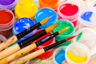 Boyalar ve fırçalar.