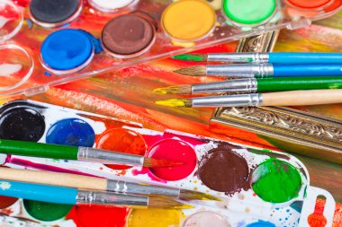 Boyalar ve fırçalar.