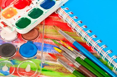 Boyalar ve fırçalar.