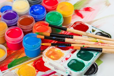 Boyalar ve fırçalar.