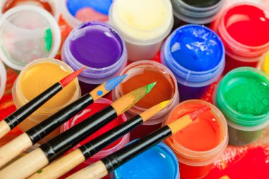 Boyalar ve fırçalar.