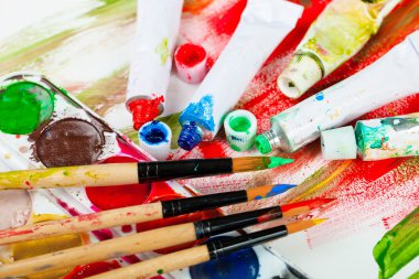 Boyalar ve fırçalar.