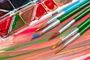 Boyalar ve fırçalar.