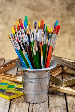 Boyalar ve fırçalar.