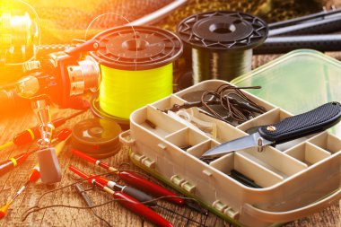 Tahta bir masada olta takımı.