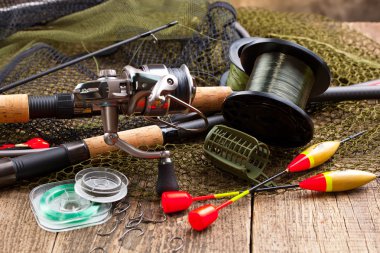 Tahta bir masada olta takımı.