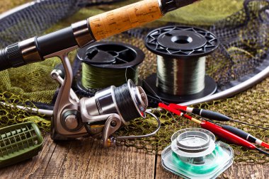 Tahta bir masada olta takımı.