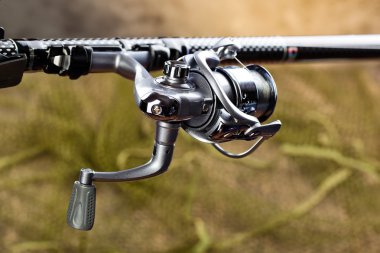 Tahta bir masada olta takımı.