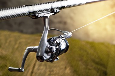 Tahta bir masada olta takımı.