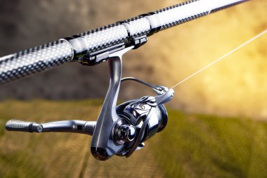 Tahta bir masada olta takımı.