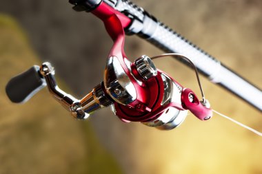 Tahta bir masada olta takımı.