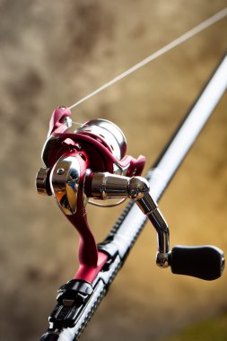 Tahta bir masada olta takımı.