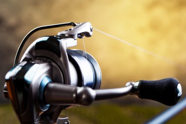 Tahta bir masada olta takımı.