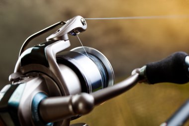 Tahta bir masada olta takımı.