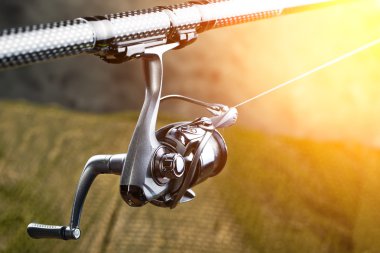 Tahta bir masada olta takımı.
