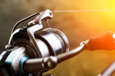 Tahta bir masada olta takımı.