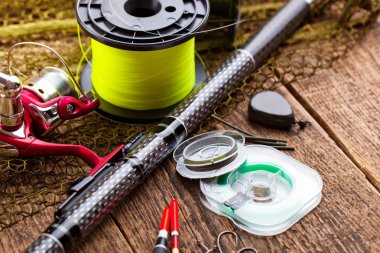 Tahta bir masada olta takımı.