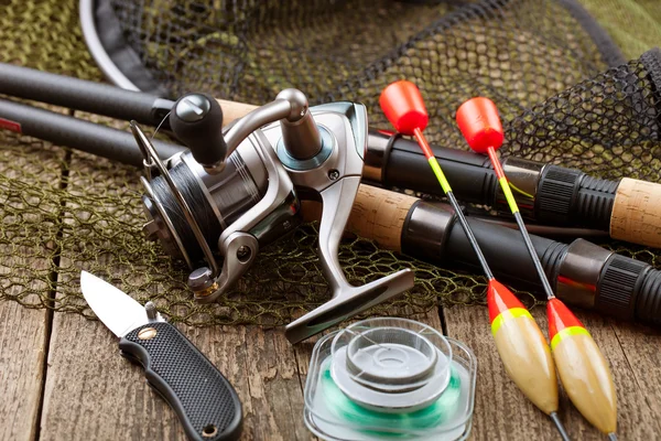 Aparejos de pesca en una mesa de madera — Foto de Stock