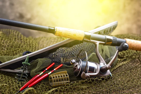 Aparejos de pesca en una mesa de madera — Foto de Stock