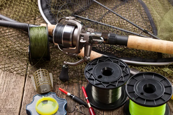 Attrezzatura da pesca su un tavolo di legno — Foto Stock