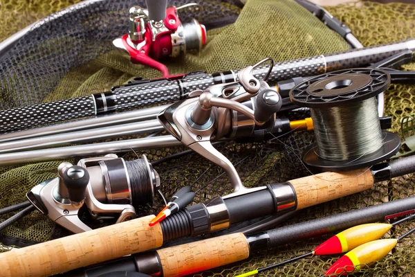 Aparejos de pesca en una mesa de madera — Foto de Stock