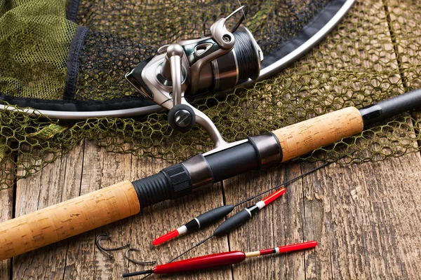 Риболовля на дерев'яному столі — стокове фото