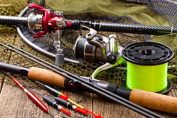 Attrezzatura da pesca su un tavolo di legno — Foto Stock