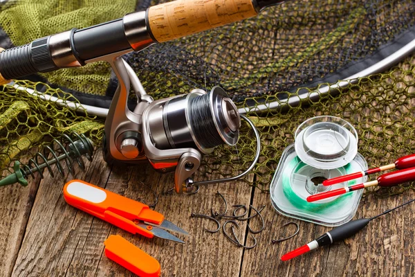 Fiskeredskap på träbord — Stockfoto