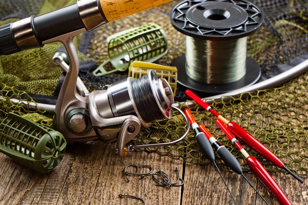 Aparejos de pesca en una mesa de madera — Foto de Stock