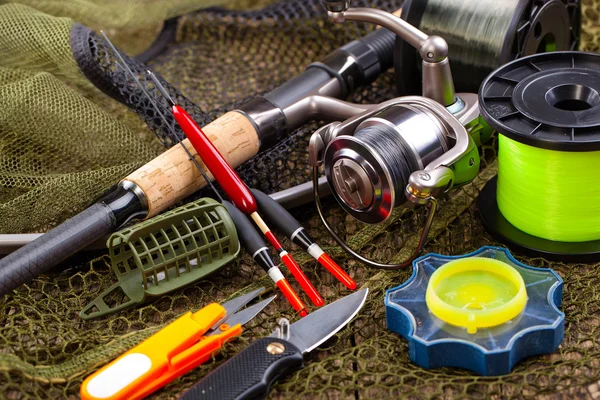 Aparejos de pesca en una mesa de madera — Foto de Stock