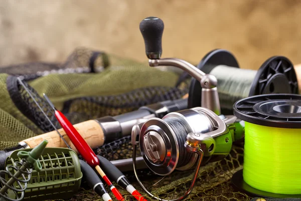 Fiskeredskap på träbord — Stockfoto