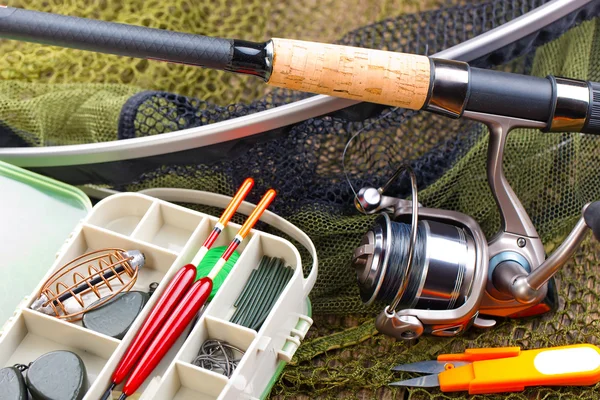 Fiskeredskap på träbord — Stockfoto