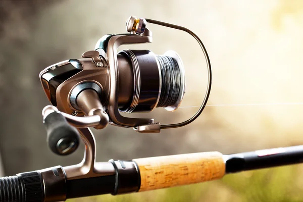 Attrezzatura da pesca su un tavolo di legno — Foto Stock