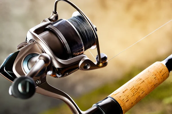 Aparejos de pesca en una mesa de madera — Foto de Stock