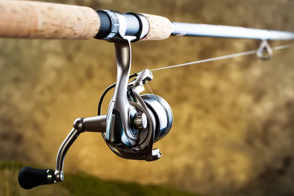 Aparejos de pesca en una mesa de madera — Foto de Stock