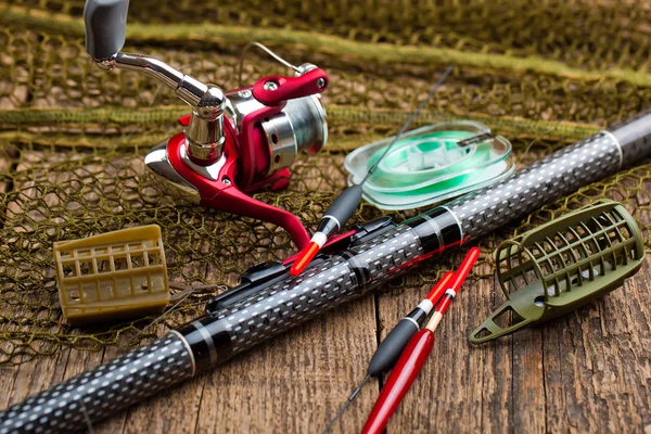 Aparejos de pesca en una mesa de madera — Foto de Stock