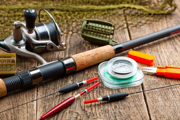 Fiskeredskap på träbord — Stockfoto