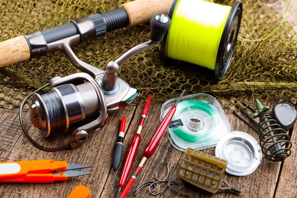 Aparejos de pesca en una mesa de madera — Foto de Stock