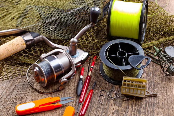 Aparejos de pesca en una mesa de madera — Foto de Stock