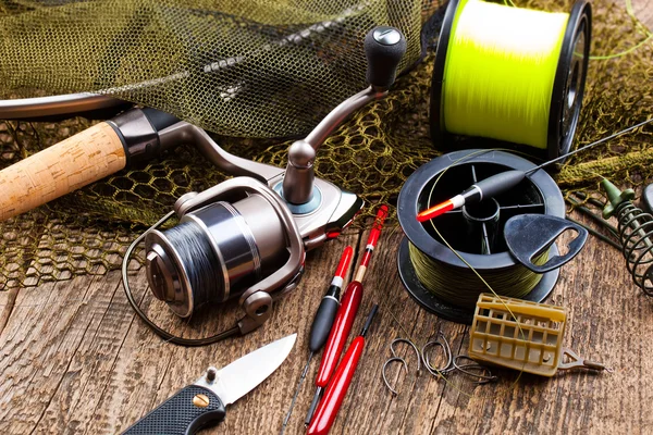 Visserij tackle op een houten tafel — Stockfoto