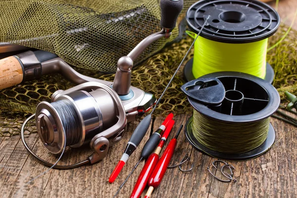 Aparejos de pesca en una mesa de madera — Foto de Stock